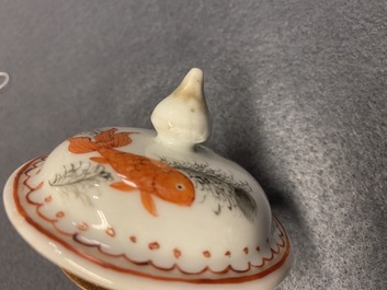 Een Chinese famille rose penselenbeker en een ijzerrode en vergulde theepot, Yongzheng/Qianlong